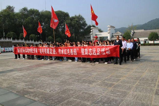 老师带队游哈尔滨将娃忘车上，半个小时后才发现，司机一句话将娃吓成表情包